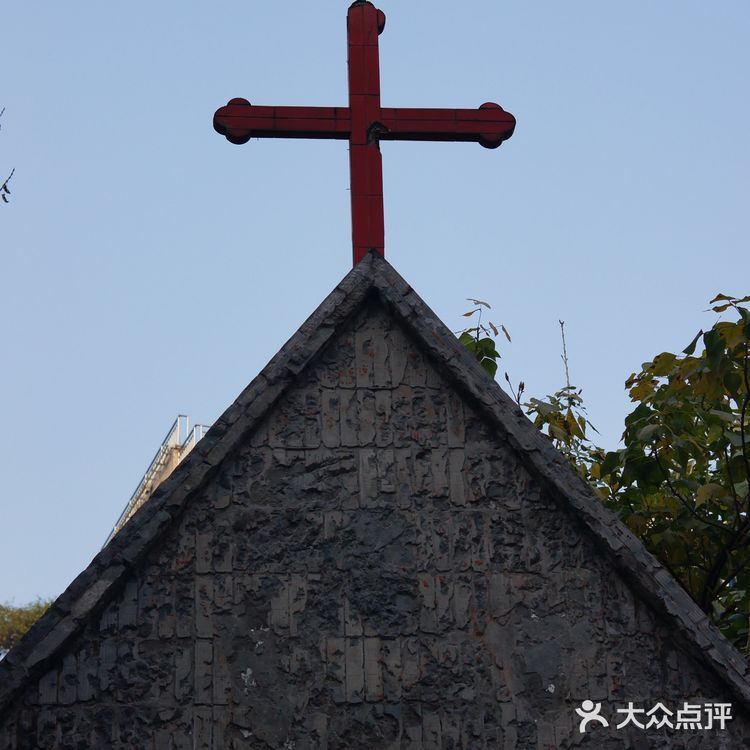 游人如织山城巷