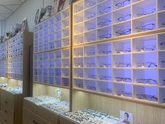 -天空之镜眼镜店蔡司依视路配镜授权零售店(望京颐堤港店)