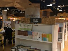 -新华里咖啡书吧(新华书店小寨店)
