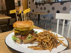 经典牛肉汉堡-HELLO 27 意面·沙拉·帕尼尼