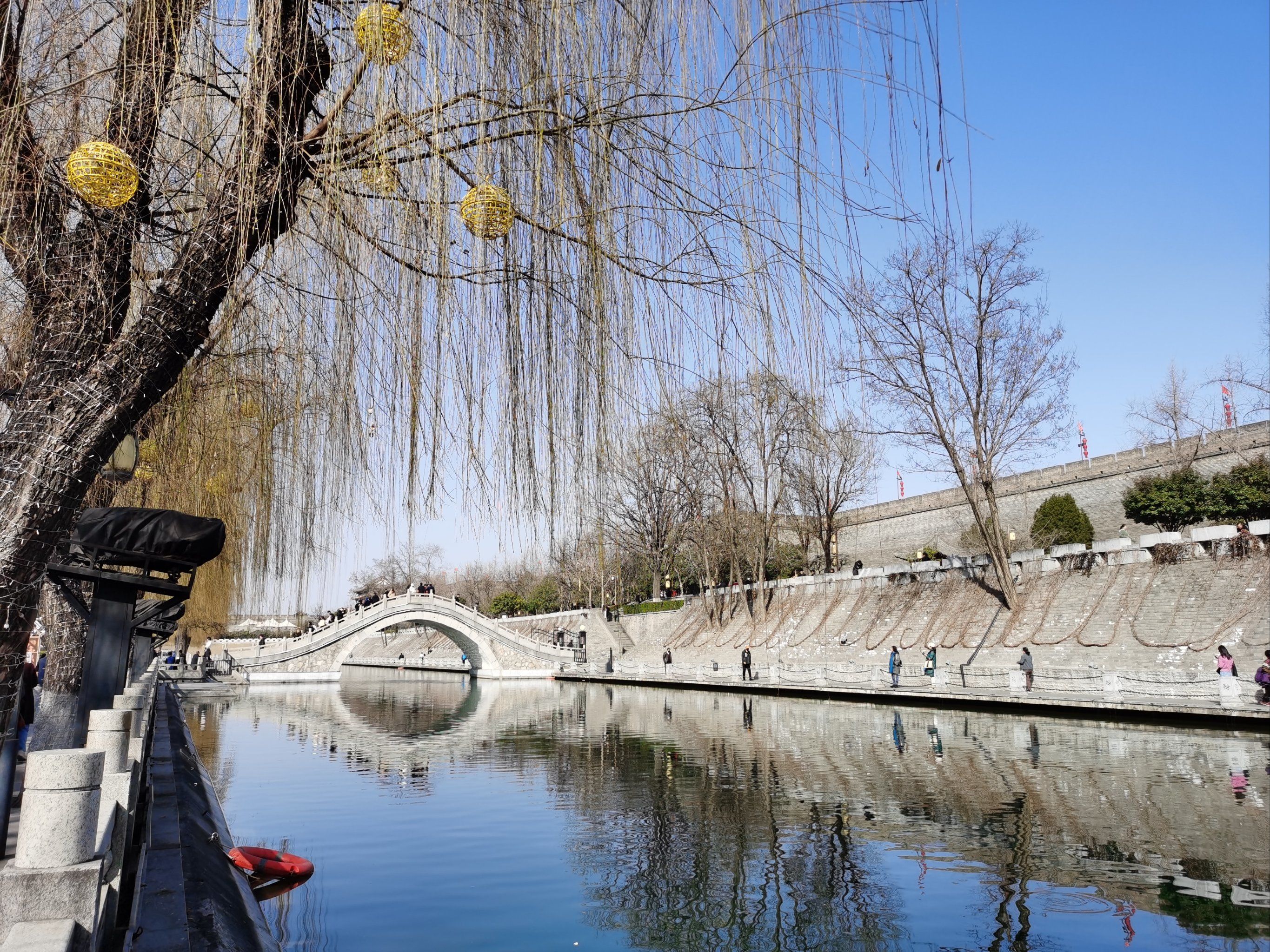 西安城墙美景如画,春河水暖鸭先知