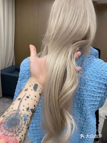 今年最流行的白金亚麻色蓝灰色很有满满的混血感