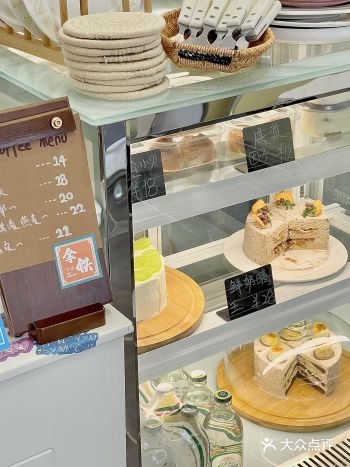 无意间发现了一家甜品店,装修风格ins风,店铺很小
