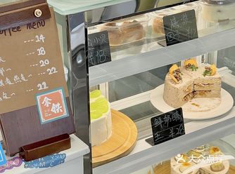无意间发现了一家甜品店，装修风格ins风，店铺很小
