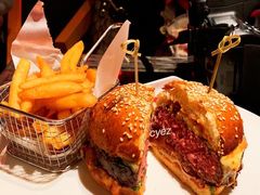 经典美式汉堡-WOLFGANG PUCK KITCHEN & BAR(迪士尼小镇店)