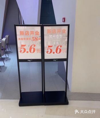 跟着我的发型师也有8年时间了，看着他一步步成长