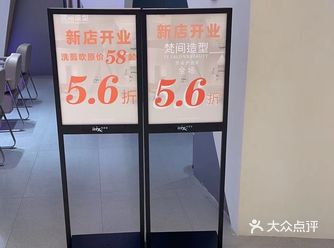 跟着我的发型师也有8年时间了，看着他一步步成长