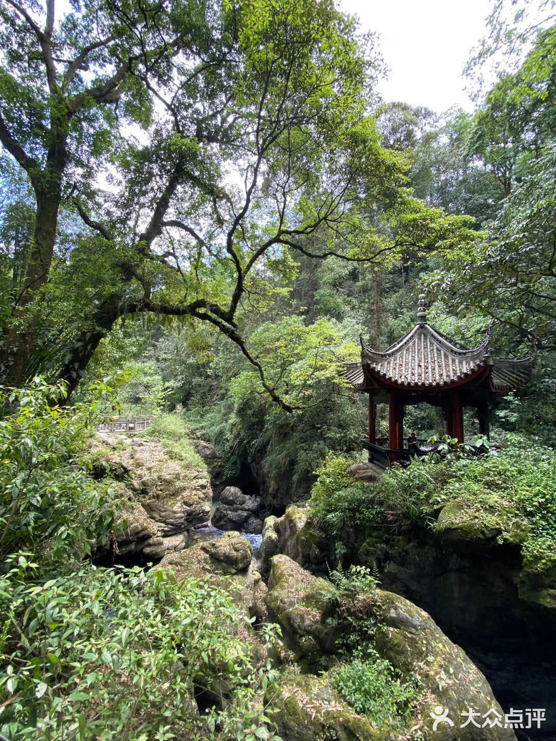 清音阁只有一个殿堂，阁前有“接王亭”；清音阁虽小