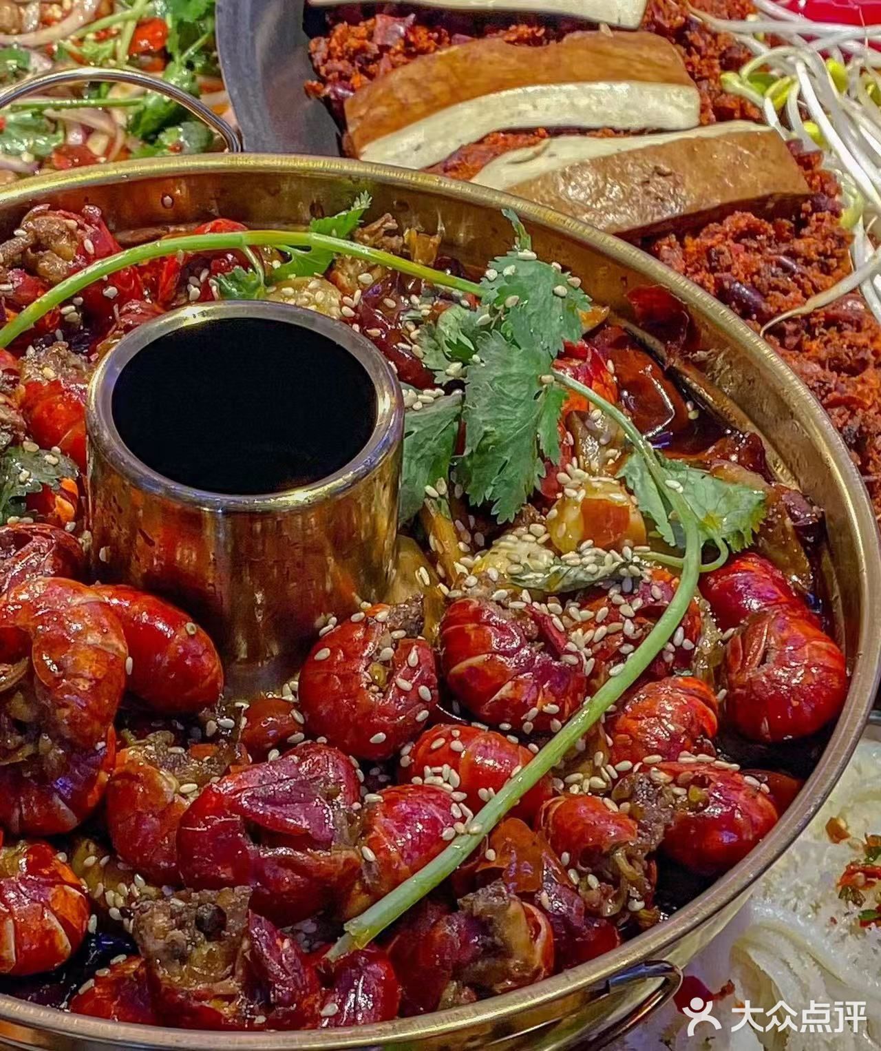 赛博朋克风的火锅店里，我吃到了小龙虾