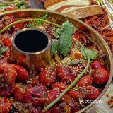 赛博朋克风的火锅店里，我吃到了小龙虾