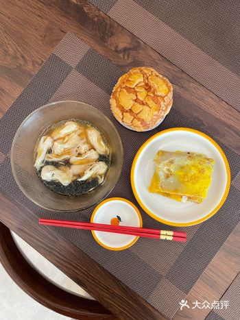 馄炖 鸡蛋饼 大蒜鸡蛋 青团都不错呦