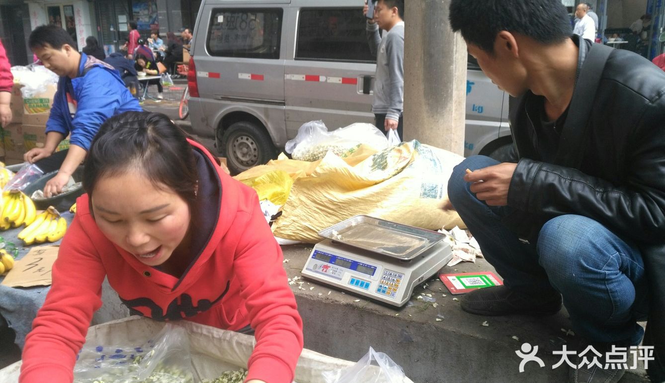 又是槐花 包饺子 蒸麦饭 反正农民卖的超新鲜啊