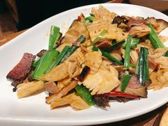 云南腊肉炒香笋-云海肴·汽锅鸡·云南菜(美罗城店)