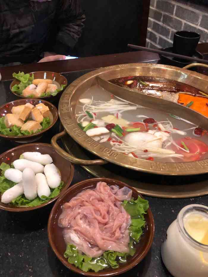 蜀香楼火锅-"火锅店的人不是非常多,但是服务比起业内标.