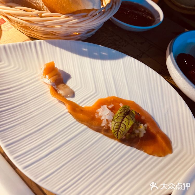 作为本地人第一次登上龙塔，龙塔的夜景还是美的