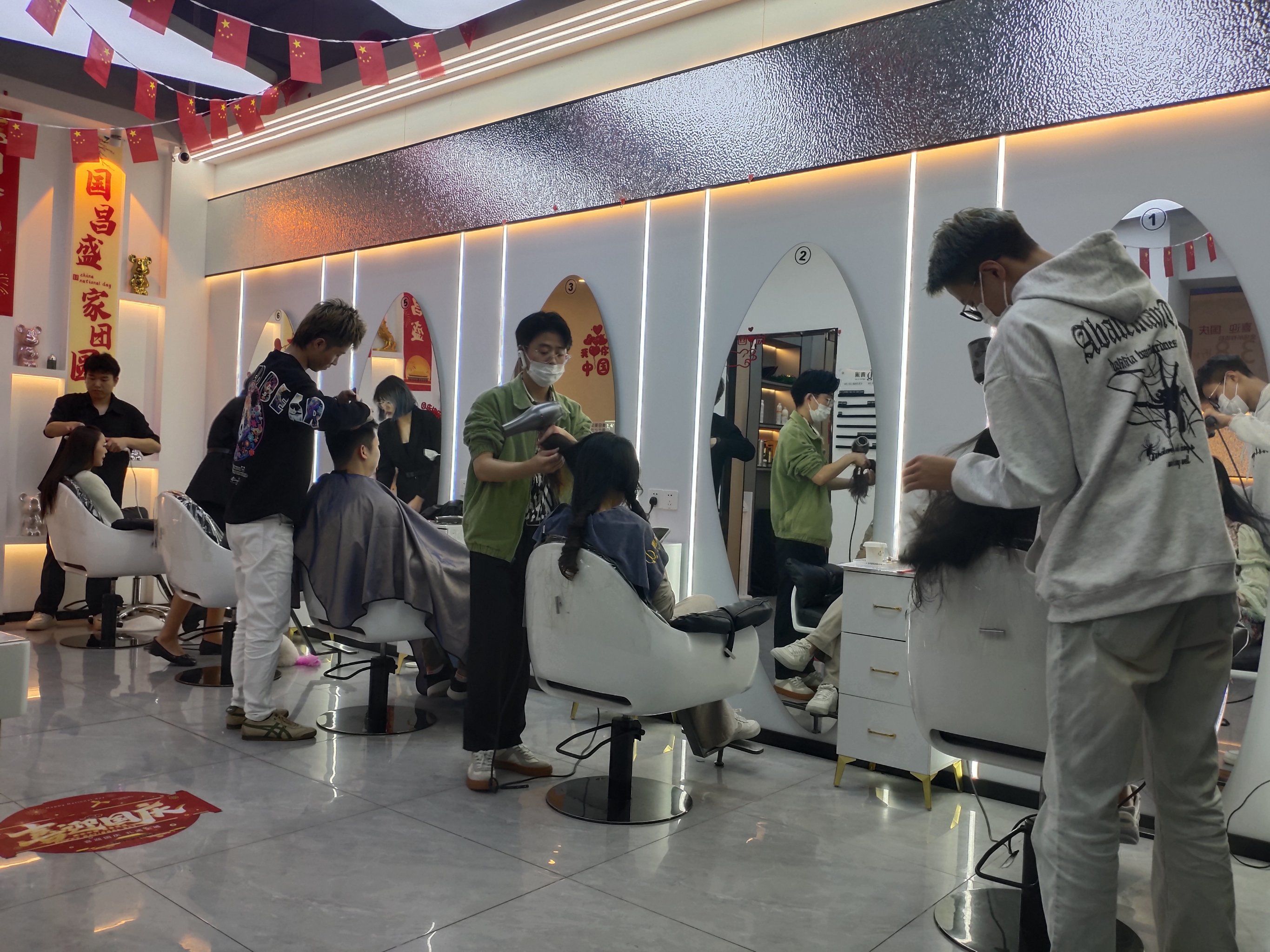 美发师忙碌的一天