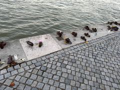 -多瑙河畔鞋履雕塑