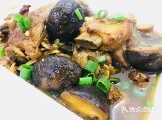 肉和菌菇的完美结合，美味的香菇烩排骨