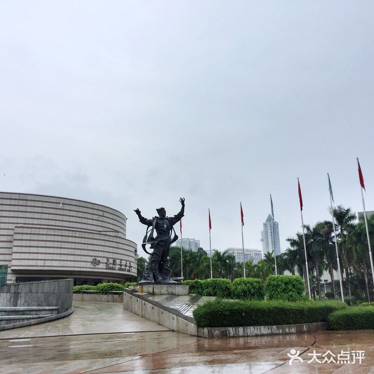 造型师在指挥一场音乐会，非常有动感