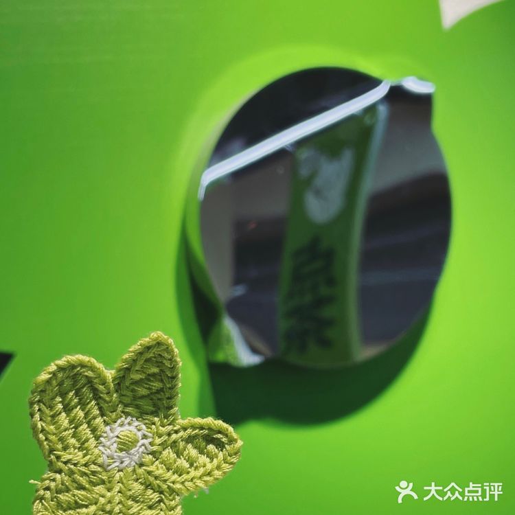 杯中月光,一抿清新,回念就似綠花滿綻繁盛。