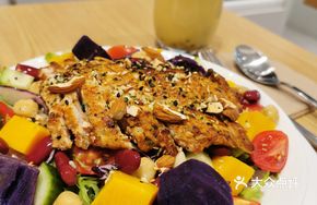 Mexican-Style Fresh Mango Grilled Chicken Salad