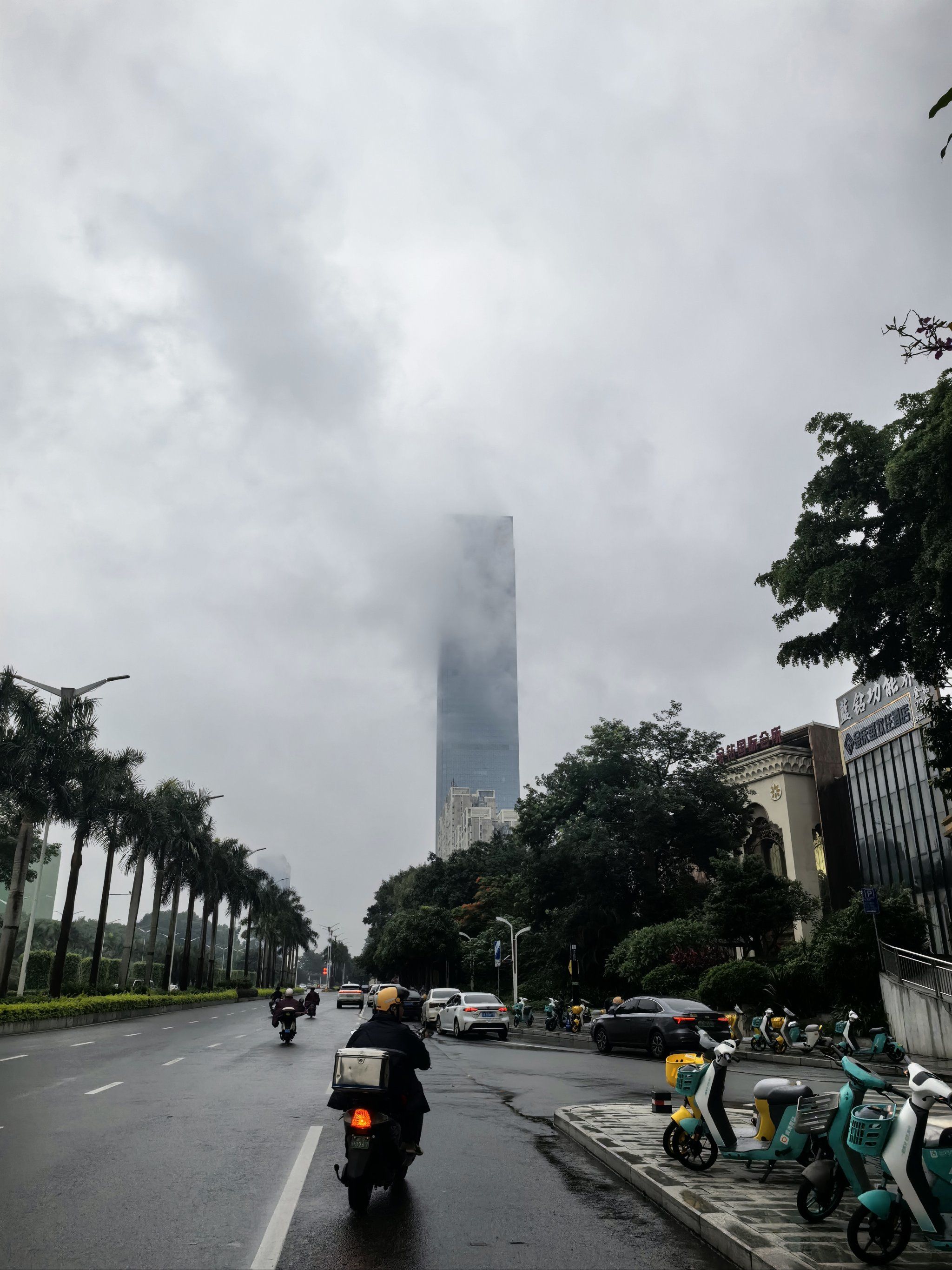 下一刻阴云密布.紧接着就是