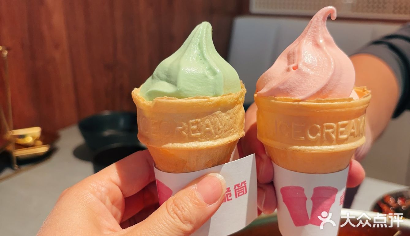 冬日温暖的酸汤猪蹄火锅