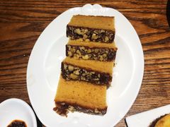伊犁蜜蜂糕-巴扎美食·新疆菜·西域歌舞表演餐厅(新疆大厦店)