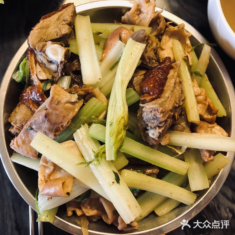 隔夜斩料也可以再做成一道芹菜炒烧鸭