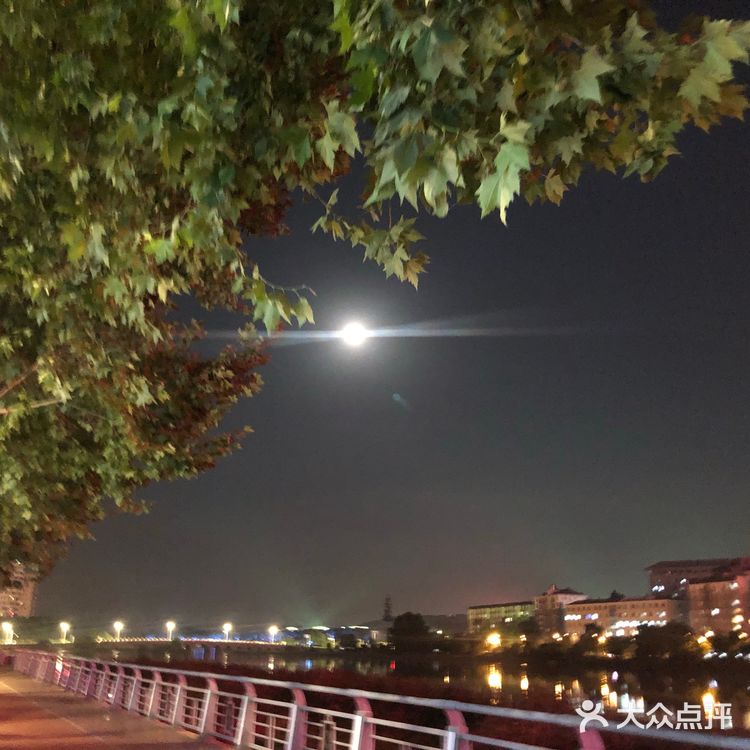 周五晚上去的,来的比较晚,最后吃到他们快下班了