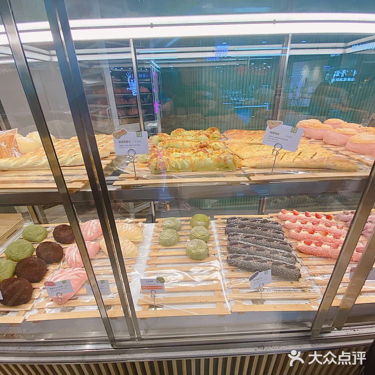 花臂小姐姐终于吃了奈雪的茶，面包和茶饮口味都喜欢❗️