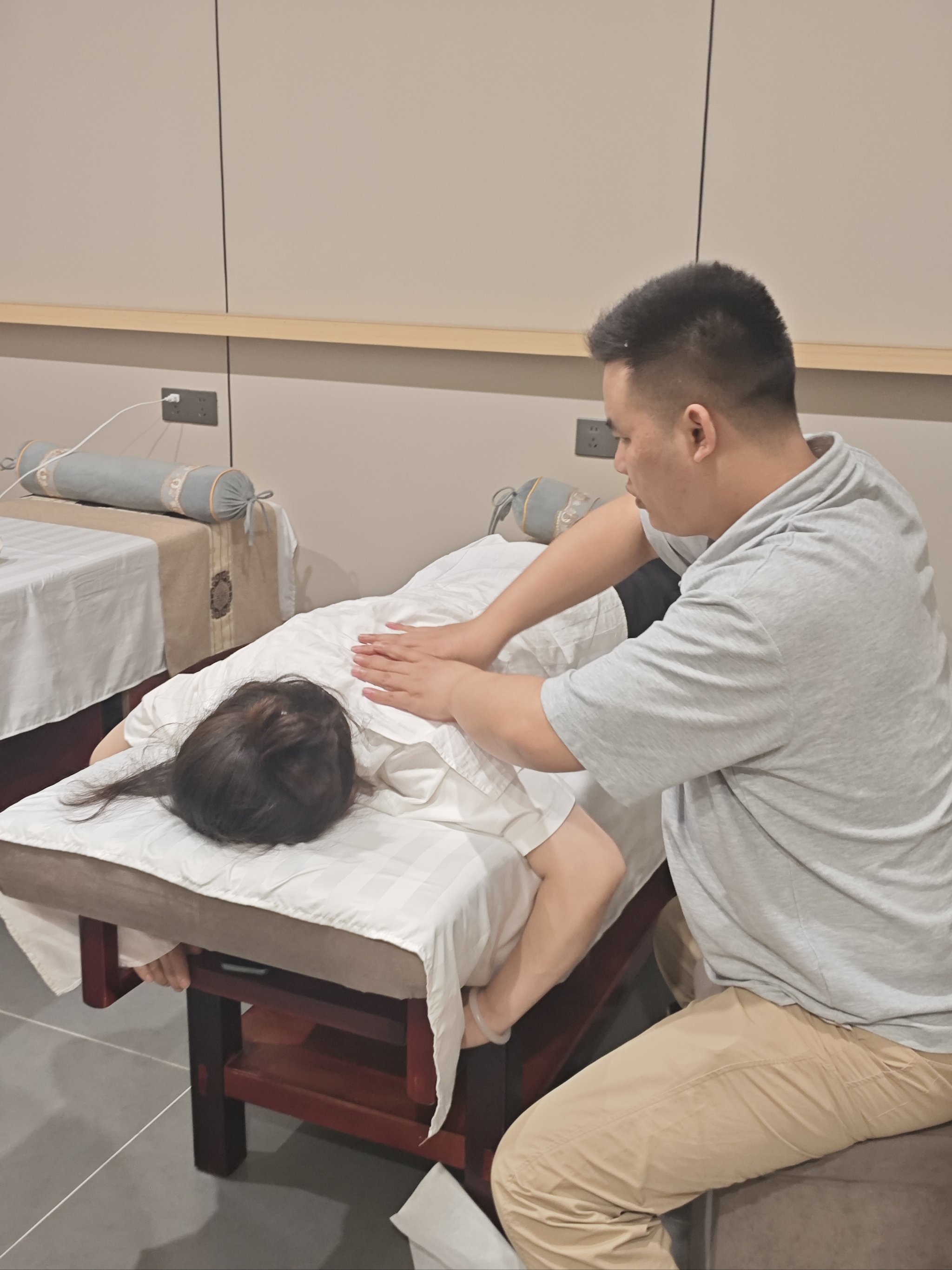 下雨天也要打伞来的盲人按摩店👍