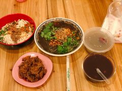 -爆炸头阿姨小四川正宗川味小吃(无任何分店)