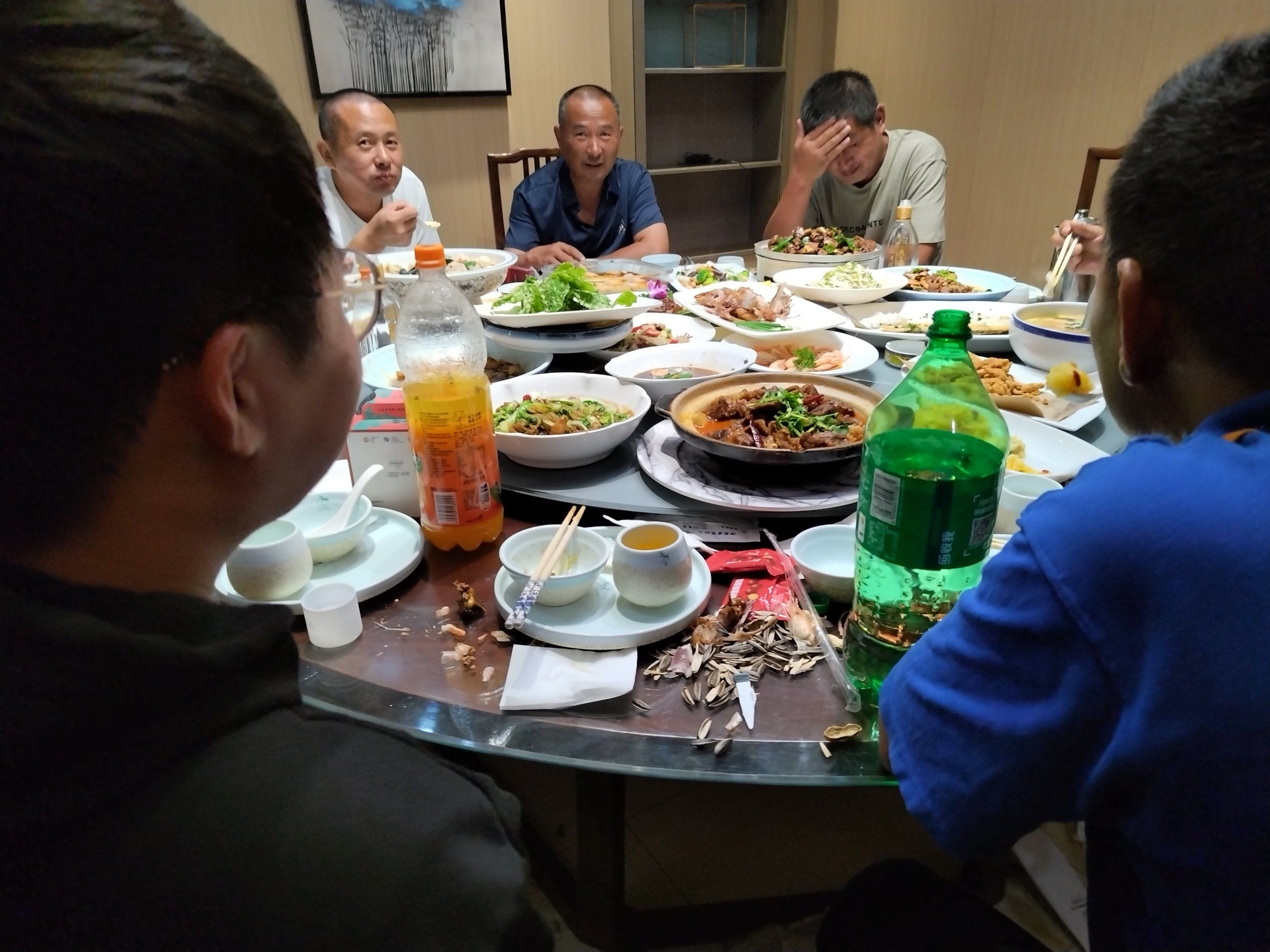 大家聚餐其乐融融