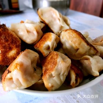 脆脆的饺子皮 爽辣的泡菜馅 配一碗大米粥 人间美味