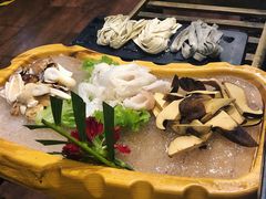 云南运过来菌类拼盘-滇釜火锅·能喝汤的火锅(车公庄店)