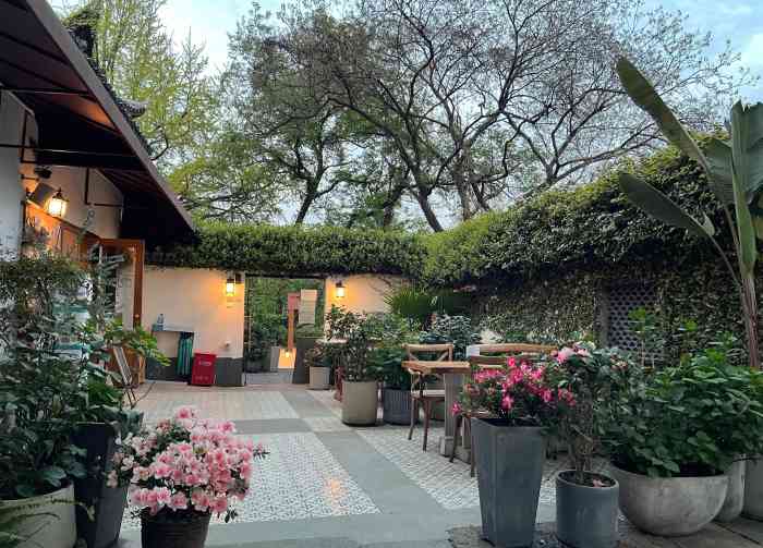 夕霞小筑-"上菜太慢了……总共就几个菜,上的太慢了,.