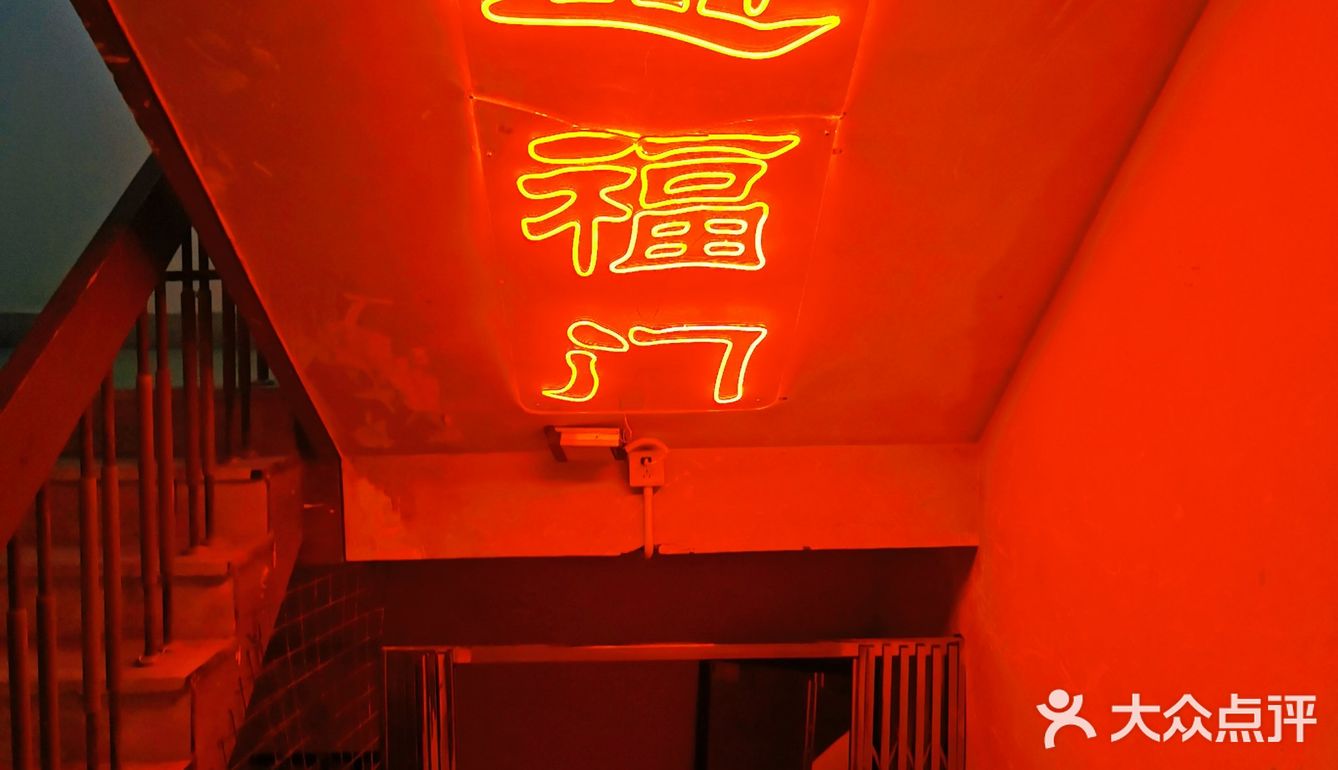 适合拍照凹造型的古着地下仓库