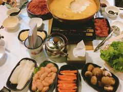 浓厚原只鸡煲花胶汤-鲜入围煮花胶鸡海鲜火锅