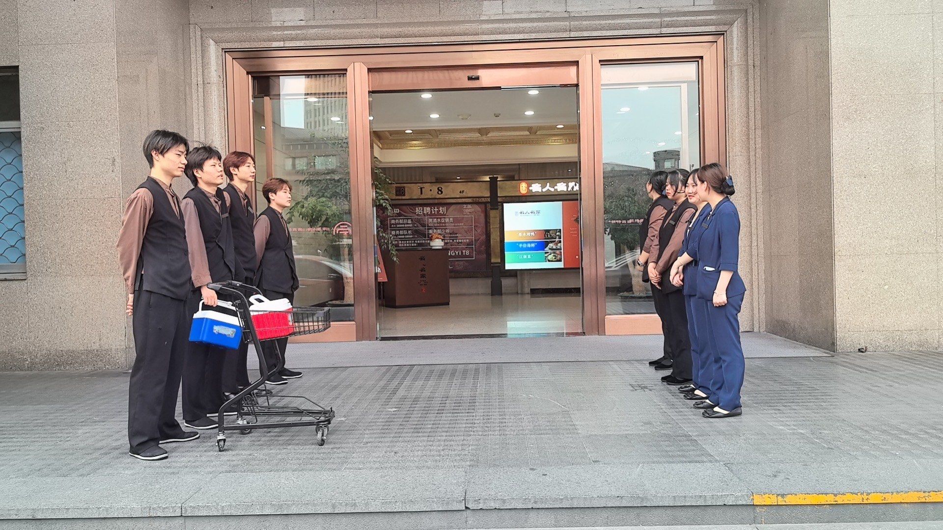 名人名家萧山店一楼站岗服务,拎酒水,带客服务