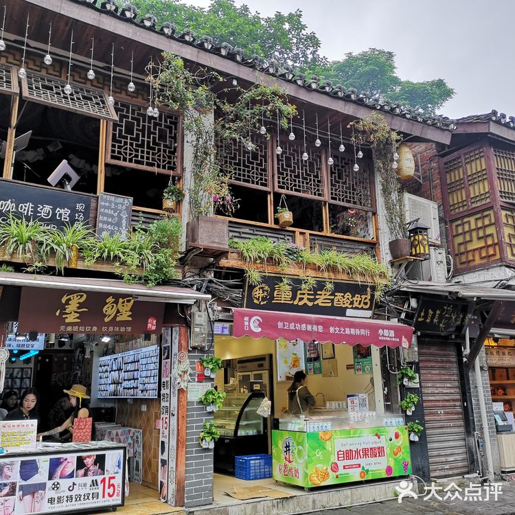 到了晚上，这座城市更漂亮