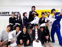 -菠萝格斗巴西柔术训练馆