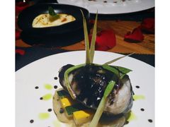 盘煎银鳕鱼配黑橄榄酱汁-AZUL by FUEL蓝色·法式酒馆(琶醍店)