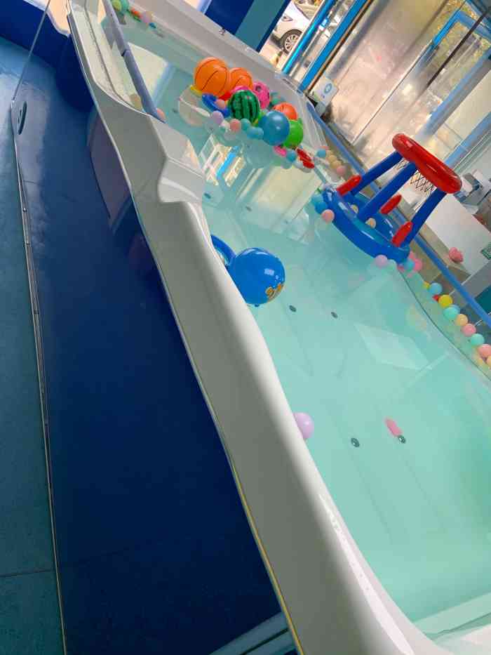 鲸鱼堡水育游泳馆