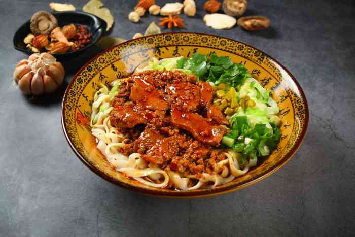 牛府骨汤刀削面(静海店)-"路过,饿了,抬头,遇见.一碗牛杂面,一盘.