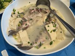湖水鲫鱼炖豆腐-老淳安—伴山伴湖(千岛湖开元度假村店)
