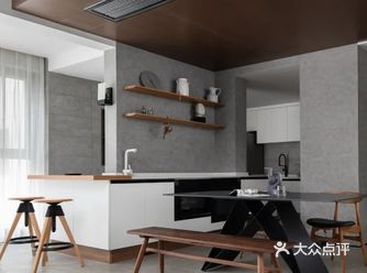 入户右手墙面的艺术涂料与左边白色柜体形成较为强烈的反