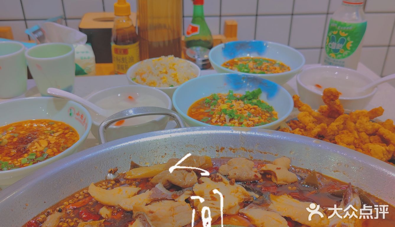 据说这家一直排队的火锅店里有对神仙眷侣-肥肠配鱼？