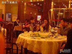 竟然看到两个大美女-巢香扣肉馆