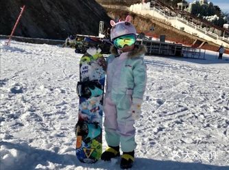 最近发现很多小朋友们都去学滑雪看着孩子们滑雪的图片都